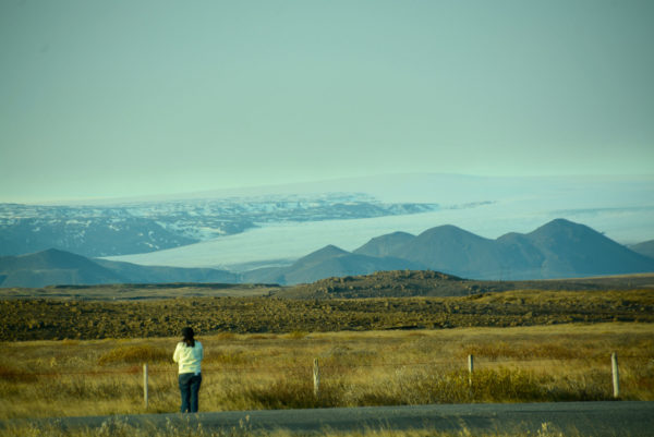 Frau blickt auf einen Gletscher bei Gullfoll im Goldenen Dreieck von Island