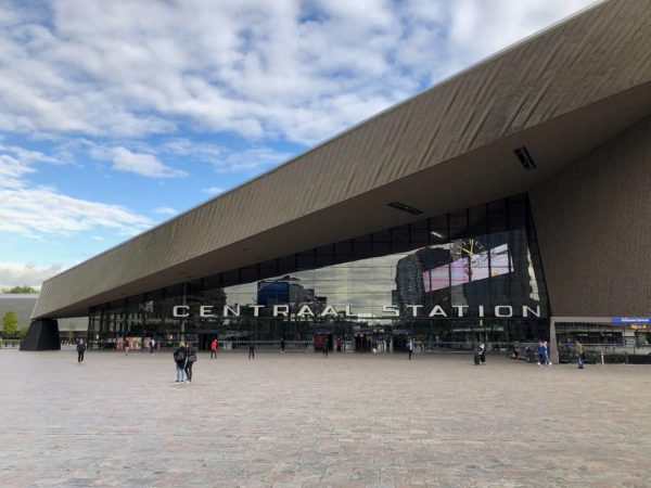 Der Hauptbahnhof Centraal in Rotterdam besticht durch kühne Architektur.