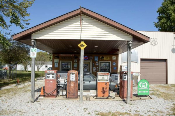 Frontalansicht der Tankstelle Henry's Rabbit Ranch in Illinois
