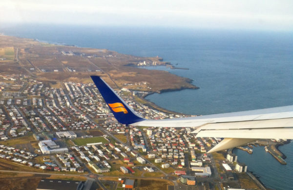 Ein Flugzeug von Iceland Air verlässt den Flughafen Keflavik in Island