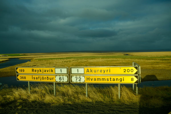 Straßenschild nach Reykjavik und Akureyri an der 1700 km langen isländischen Ringstrasse