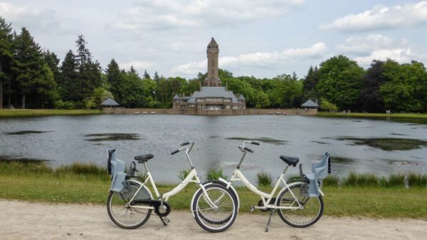 Zwei kostenlose Leihfahrräder vor dem Jagdschloss Sint Hunertus im Nationalpark Hoge Veluwe