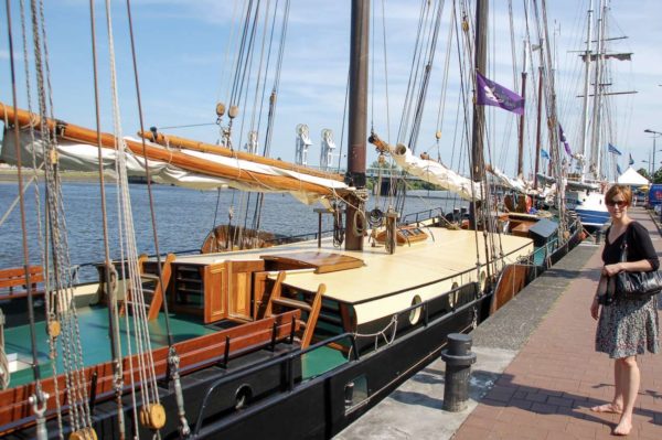 Die Uferpromenade von Kampen an der Ijssel in den Niederlanden