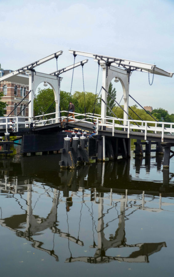 Die weiße Zugbrücke über den Alten Rhein in Leiden