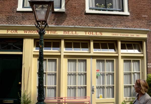 Wem die Stunde schlägt: Buchtitel von Ernest Hemingway an einer Hausfassade in Leiden