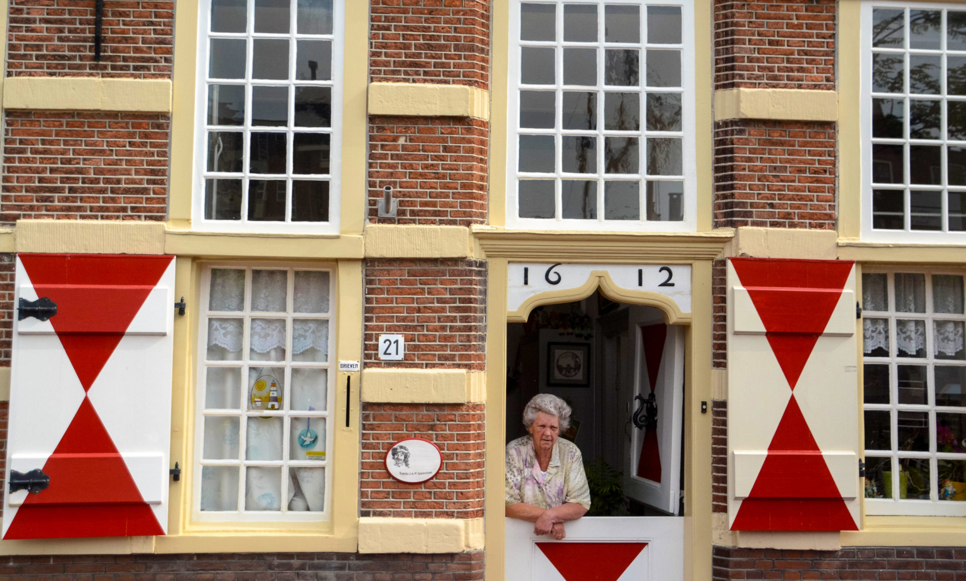 Eine alte Frau in einem Wohnhaus aus dem Jahr 1612 in Leiden, der Geburtsstadt von Rembrandt