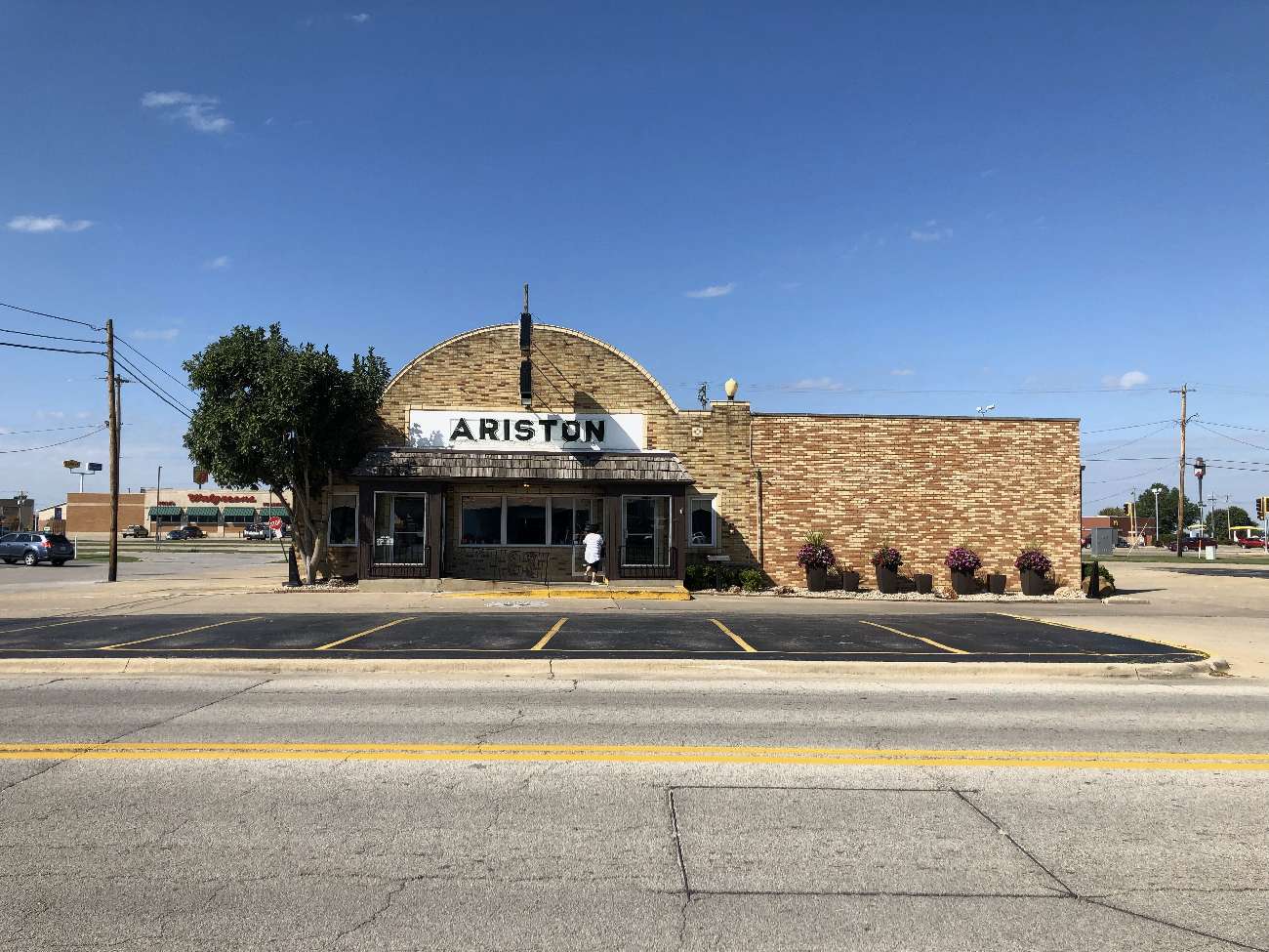 Die Bäckerei Ariston's gilt als das am längsten kontinuierlich geöffnete Lokal an der Route 66. Es befindet sich in Litchfield, Illinois.
