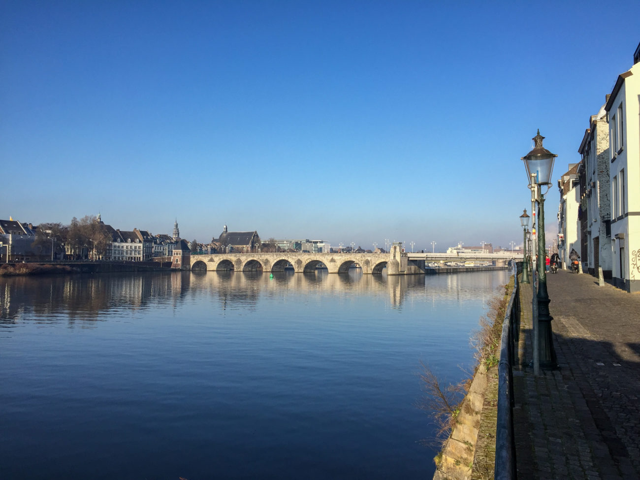 Das Maasufer in Maastricht mit Altstadt und viel Wasser