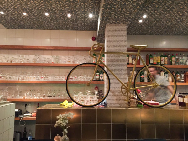 Rennrad auf dem Tresen im Restaurant Witloof in Maastricht