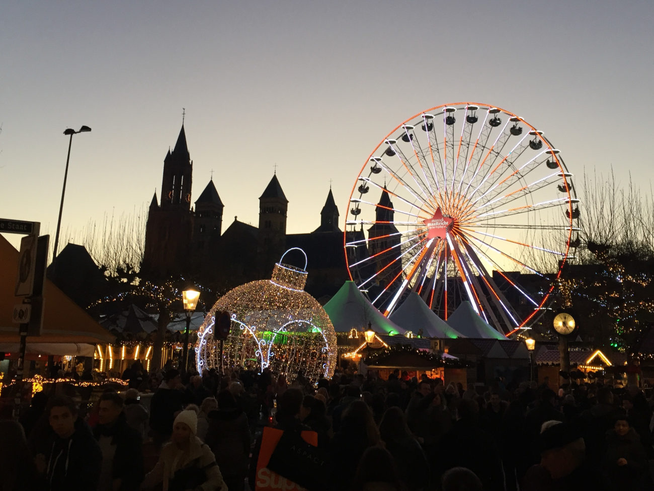 Der Vrijthof in Maastricht im Abendlicht mit Kathedrale und Riesenrad