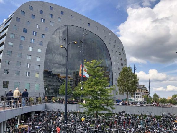Die neue Markthalle von Rotterdam hat das Architekturbüro MVRDV entworfen.