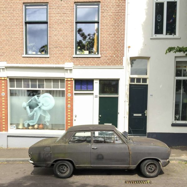 Ein rostiger Opel kadett im Modekwartier von Arnhem