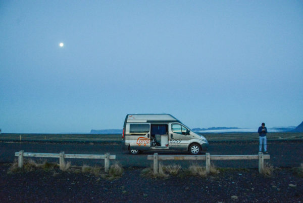 Campervan von Campeasy unter Vollmond in Islands Süden mit einsamem Mann