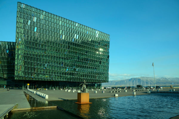 Die Oper Harpa in Reykjavik mit einer Fassade von Olufur Eliasson