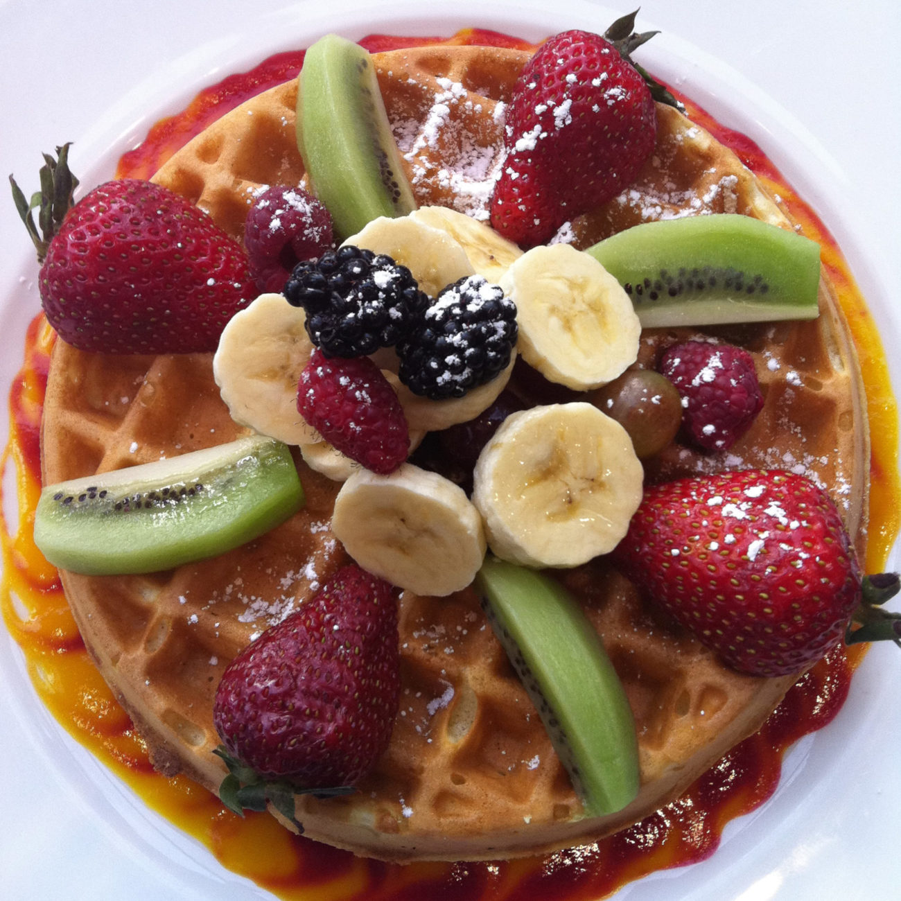 Waffeln mit frischen Obst sind das Frühstück im Rocky Mountaineer