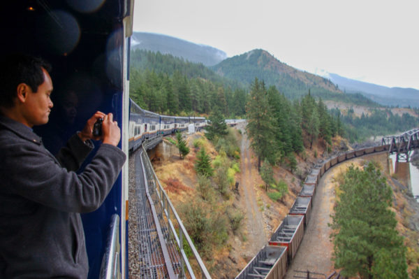 Wer mit dem Rocky Mountaineer durch Kanada fährt, kommt auch an Zugkreuzungen vorbei