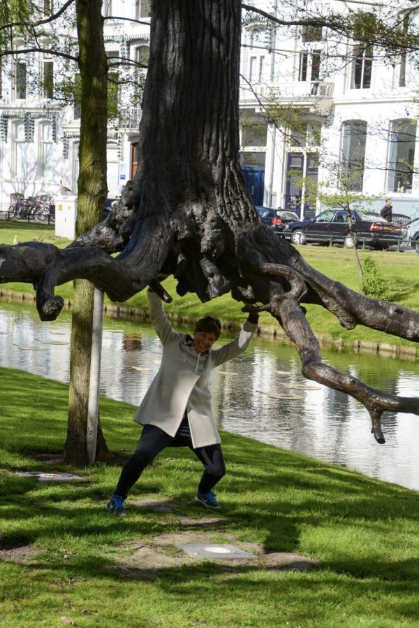Eine Frau stemmt einen Baum - nach dem Motto: in Rotterdam ist alles möglich.