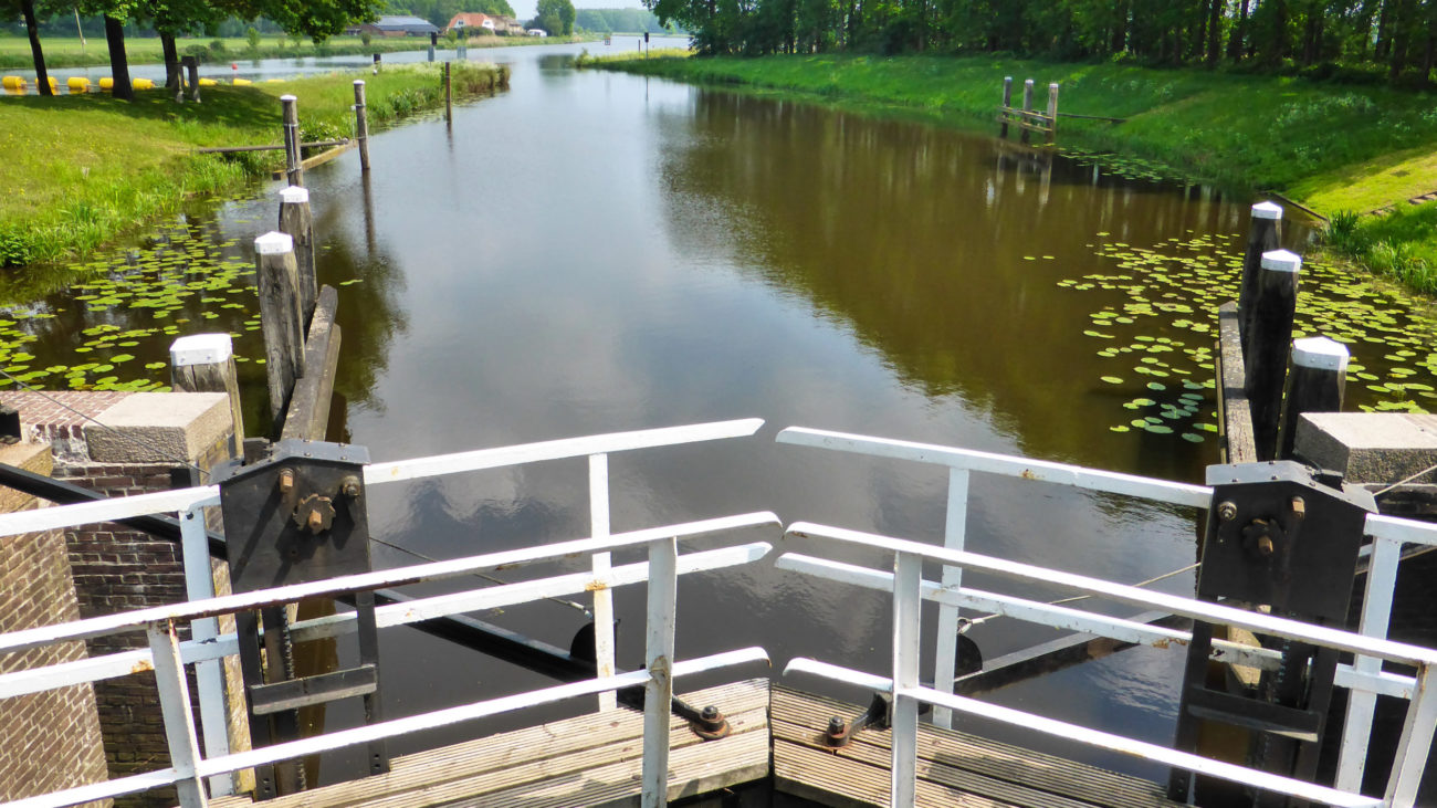 Eine Schleuse gewährt Zufahrt zum Fluss Vechte in Overijssel