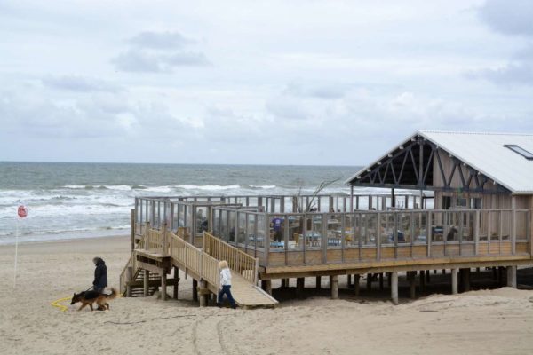 Der Strandpavillon Paal 17 gehört zu den besten Strandpavillons in den Niederlanden