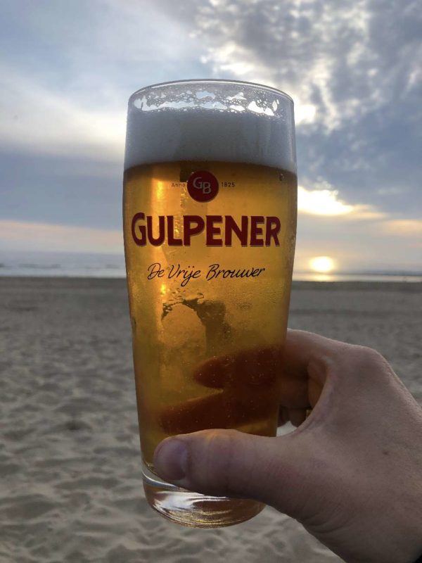 Bierchen der Marke Gulpener im Strandpavillon Badabing in Bergen aan Zee