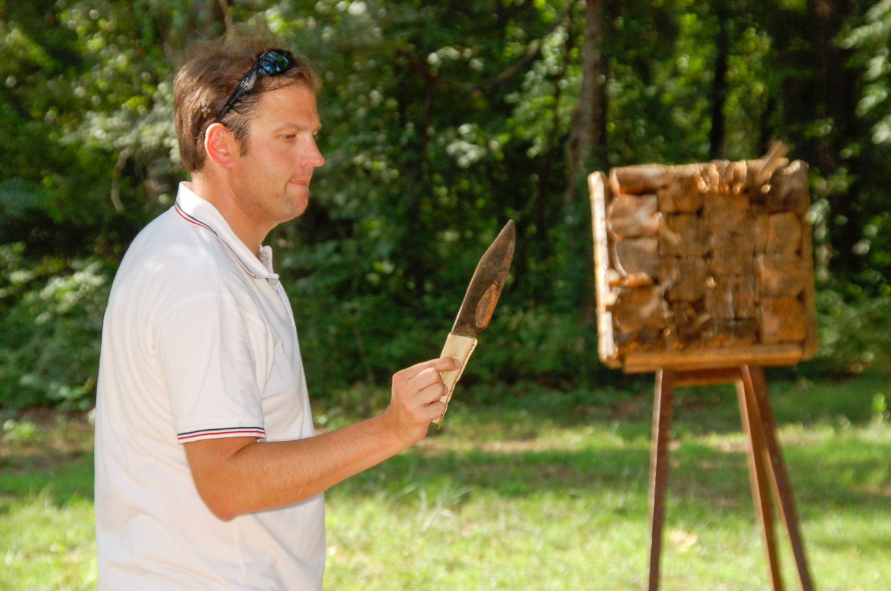 Autor Ralf Johnen versucht sich beim Wurf eines Tomahawk während seines Ranchurlaubs in Amerika