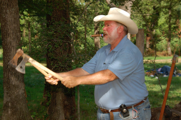 Cowboy mit Zigarre wirft Tomahawks in der Nähe von Tusla im US-Bundesstaat Oklahoma
