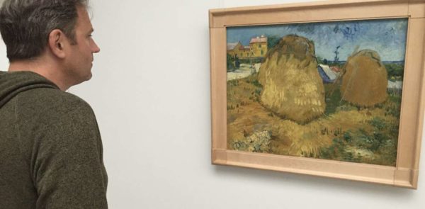 Blogger Ralf Johnen schaut sich ein Gemälde von Vincent van Gogh im Kröller-Müller-Museum im Nationalpark Hoge Veluwe an