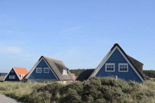 Häuser mit Reetdächern auf der niederländischen Insel Vlieland