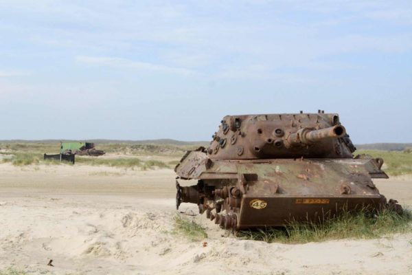 Ein Panzer im Vliehors, einem militärischen Sperrgebiet auf den niederländischen Wattenmeerinseln, das nur an Wochenende geöffnet ist