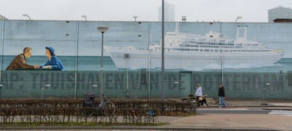 Ein Mural mit der SS Rotterdam in Katendrecht.