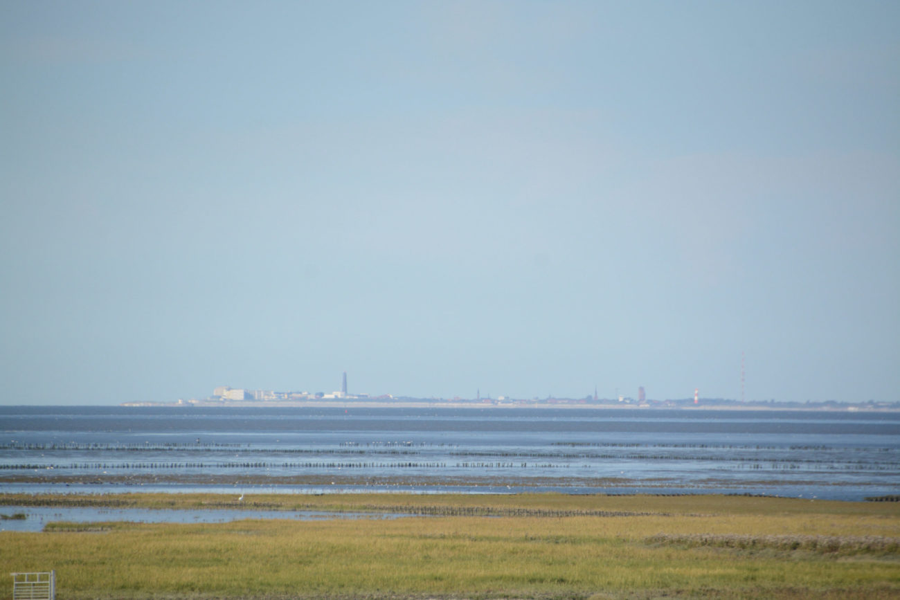 Blick auf die deutsche Nordseeinsel Borkum von der Deichkrone in Noordpolderzijl in der niederländischen Provinz Groningen