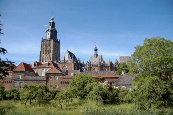 Die Stadtmauer der niederländischen Hansestadt Zutphen mit Kirche