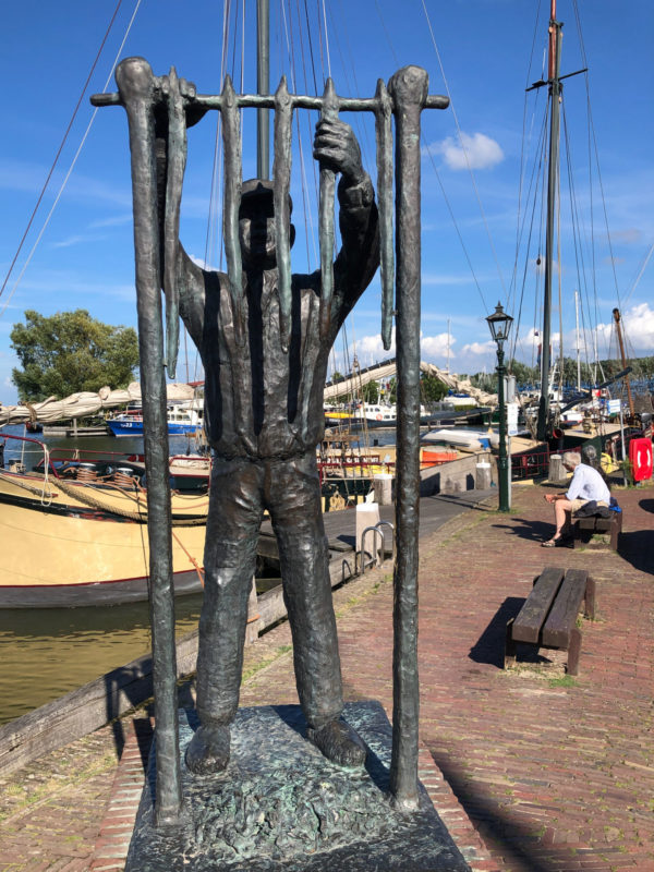 Denkmal für einen Aalräucherer im Hafen von Monnickendam