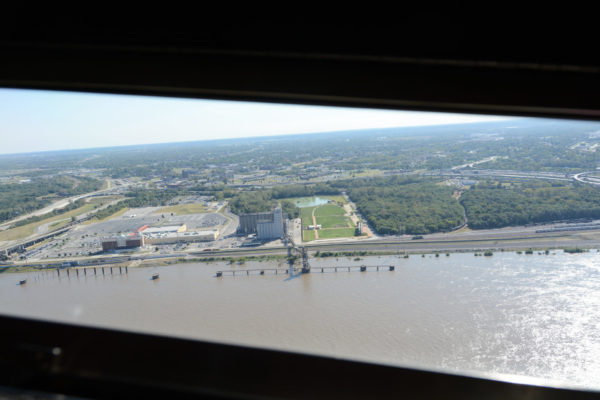 Blick auf den Mississippi aus dem Gateway Arch in Downtown Saint Louis