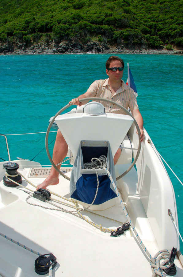 Autor Ralf Johnen niavigiert den Katamaran nach der Einreise auf die British Virgin Islands