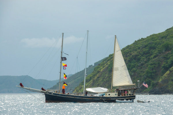 Amerikanischer Dreimaster nach der Einreise auf die British Virgin Islands