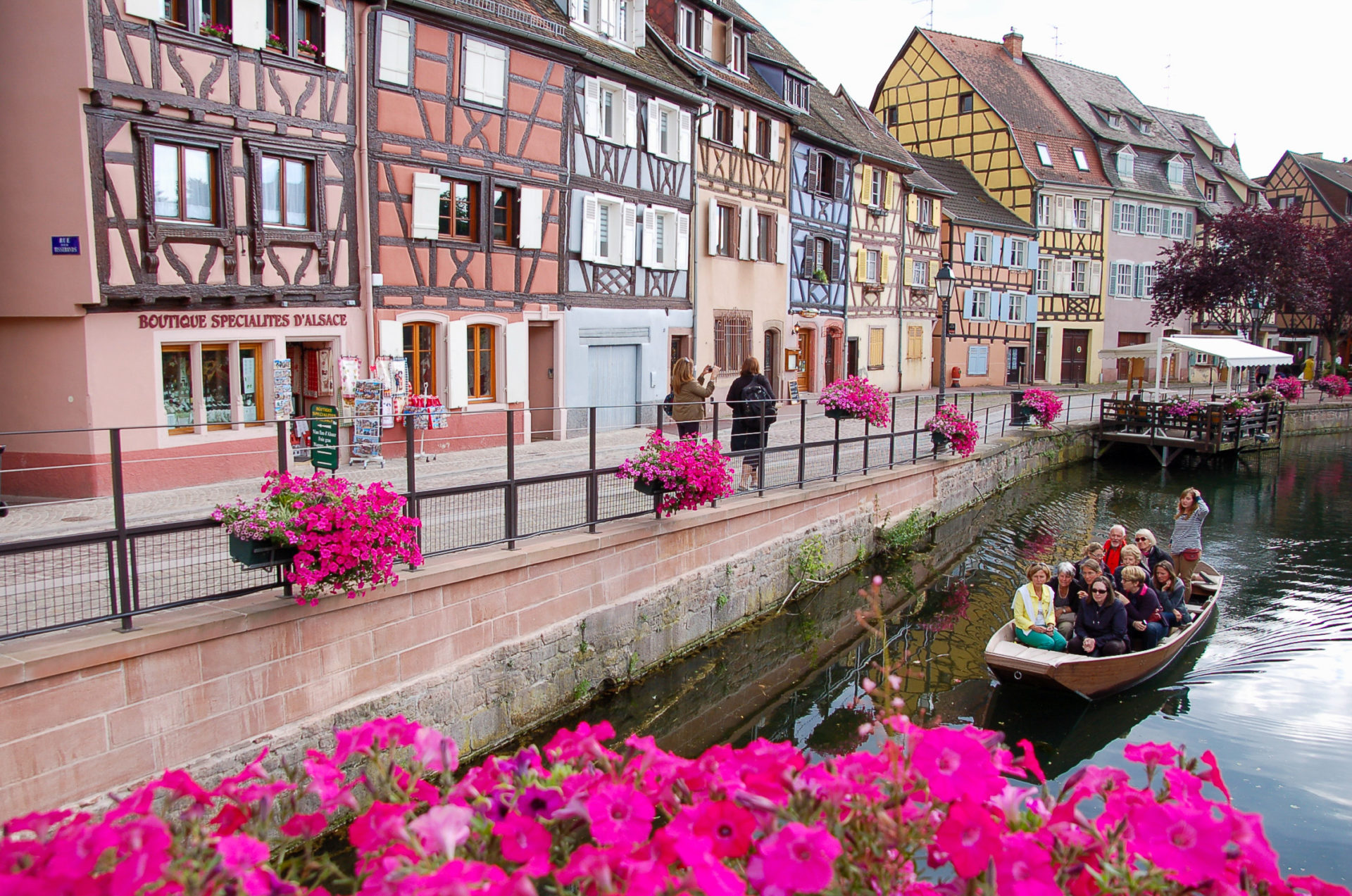 Kanal und Blumen mit Fachwerkhäusern in Colmar im Elsass