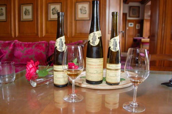 Flaschen der Domaine Weinbach mit Gläsern beim Raod Trip über die Elsässische Weinstraße
