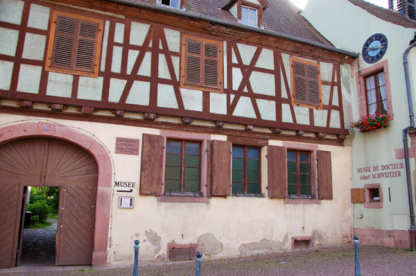 Das Geburtshaus von Albert Schweitzer in Katzenthal beim Road Trip über die Elsässische Weinstraße