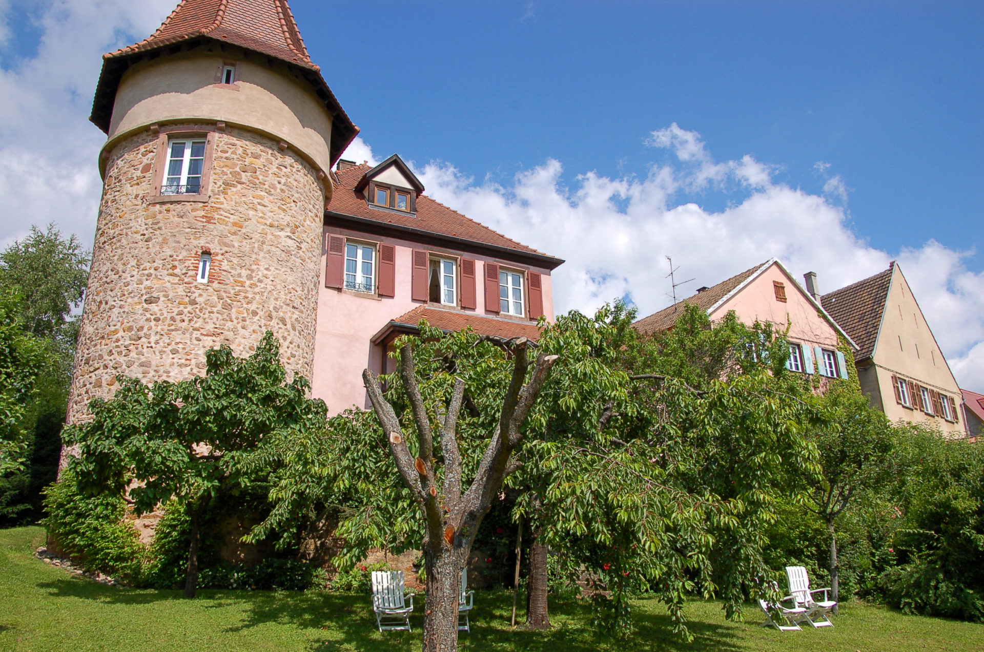 Die Pension Clos Froehn im Elsass mit Turm und Garten