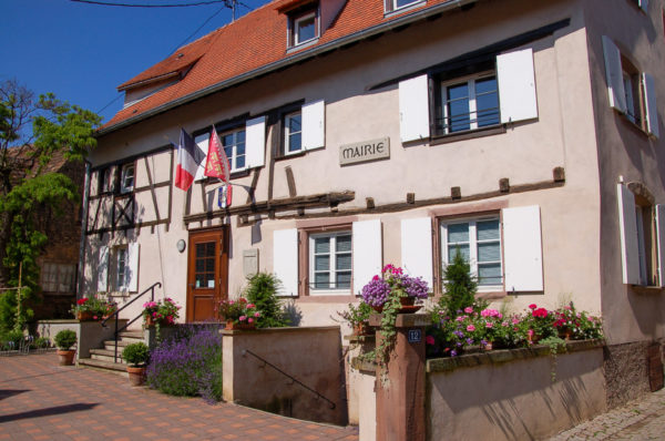 Ein kleines Rathaus in Katzenthal im Elsass