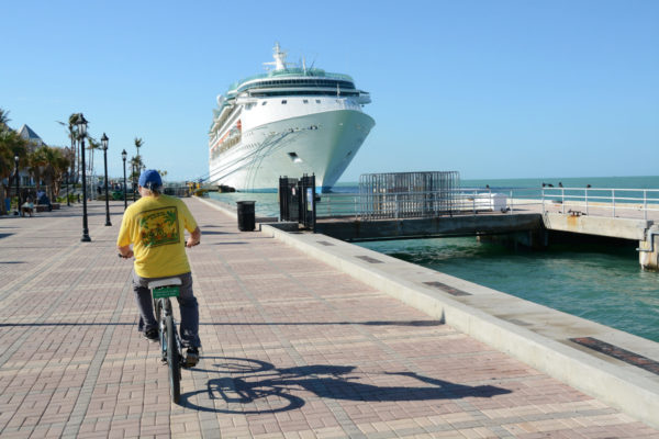Captain Craig von Key West Bike Tour erzählt Anekdoten von Schätzen, Hemingway und Kuba
