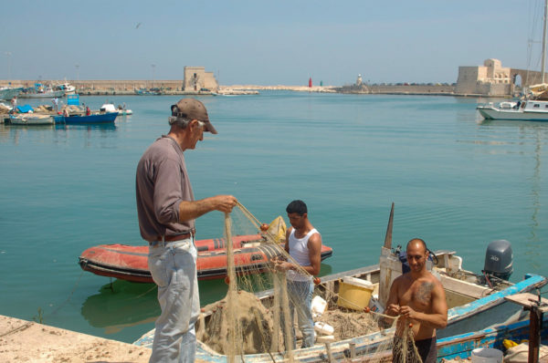 Fischer in der Hafenstadt Trani gehören zu den geheimen Sehenswürdigkeiten in Apulien
