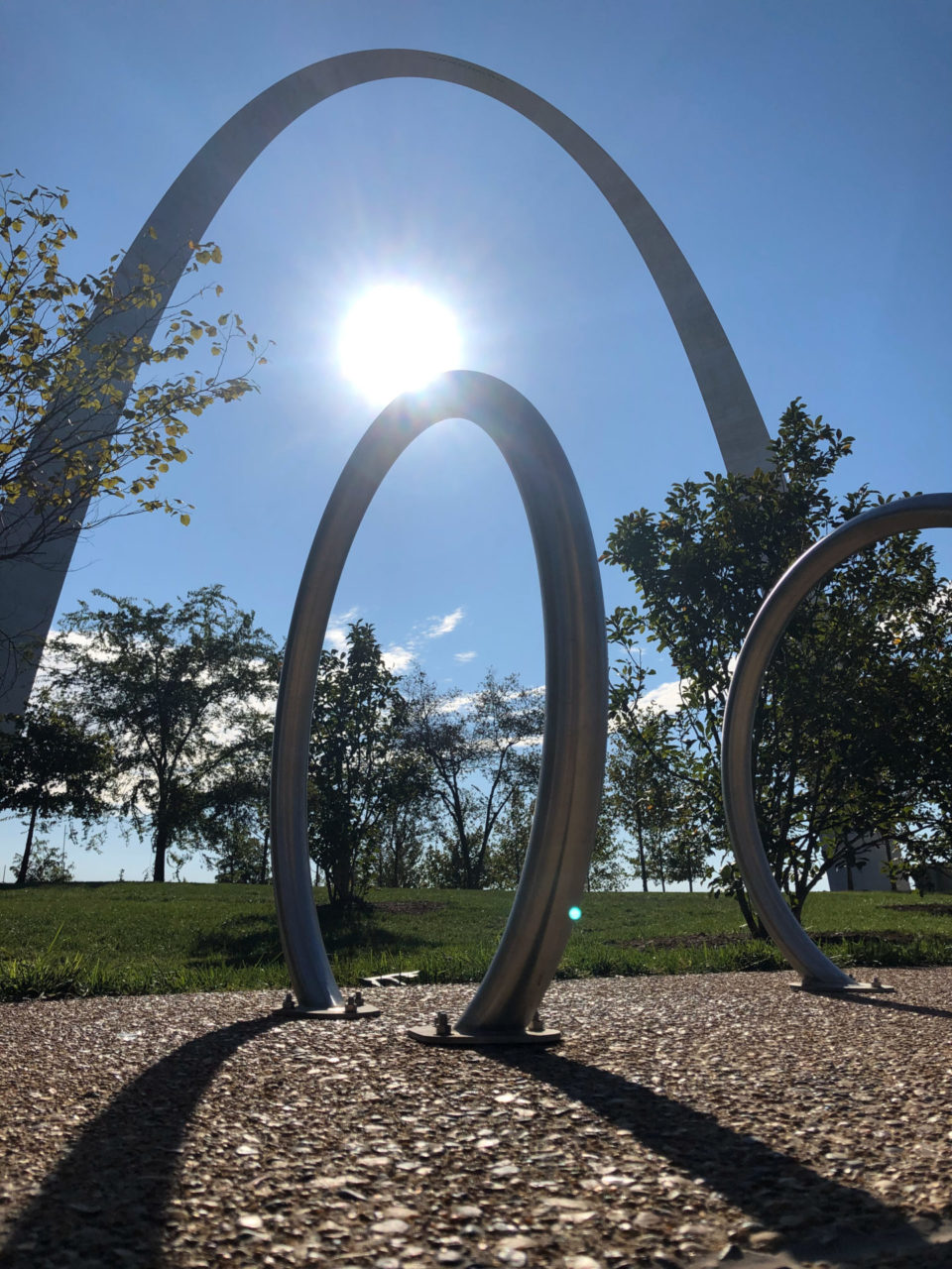 Gateway Arch in Saint Louis mit einem Fahhradständer und Sonne