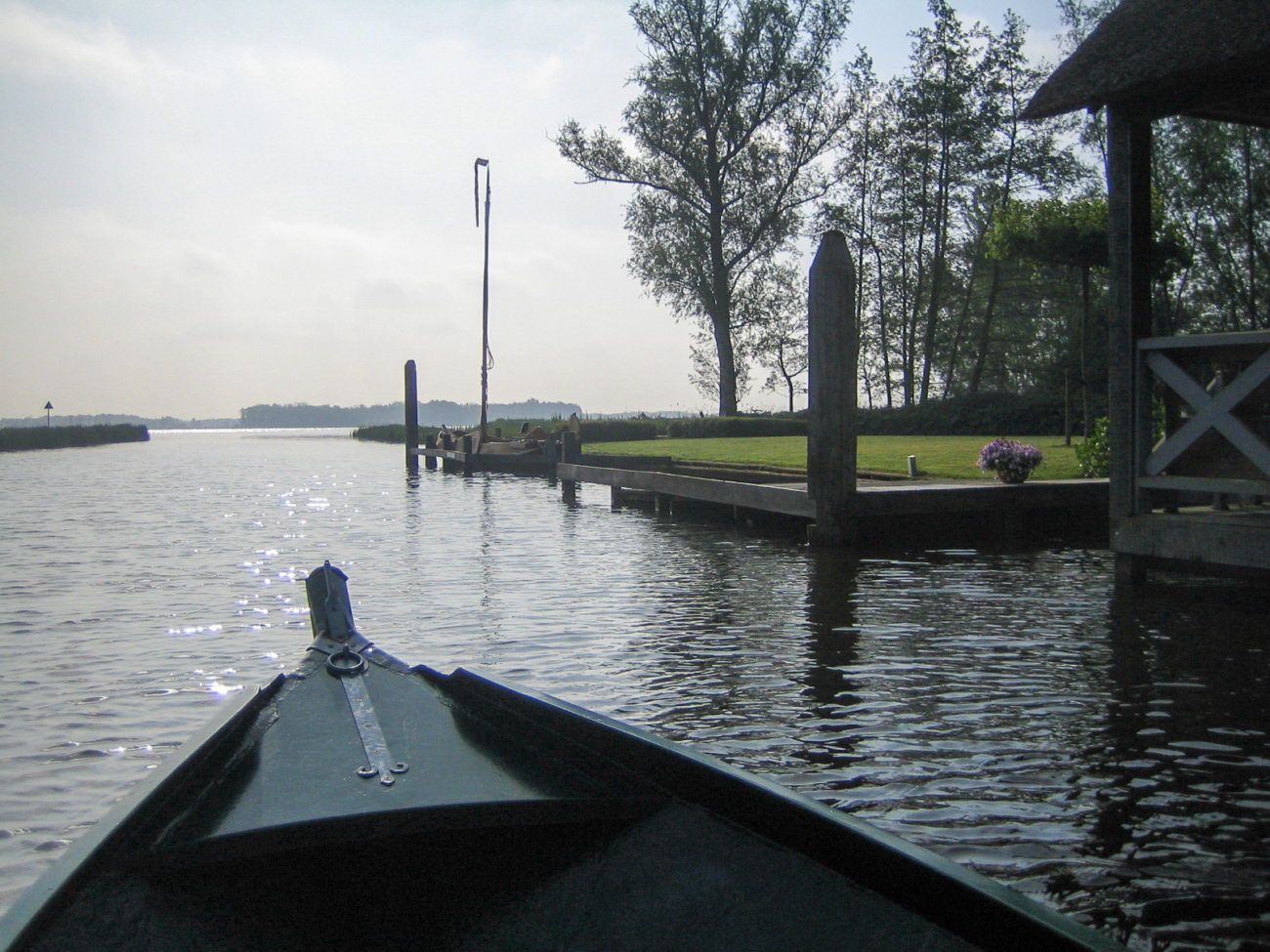 Boot auf dem See Bovenwijde in Giethoorn in den Niederlanden