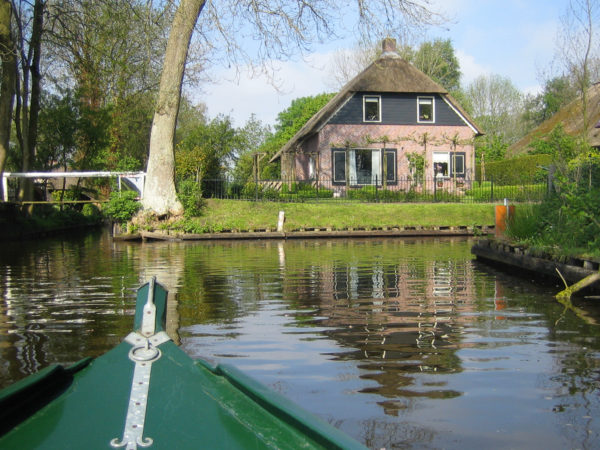 Bootstour durch die Grachten in Giethoorn in der Provinz Overijssel