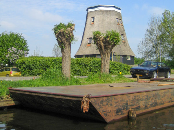 Eine geköpfte Windmühle in der Nähe des Ferienparks in Giethoorn in den Niederlanden