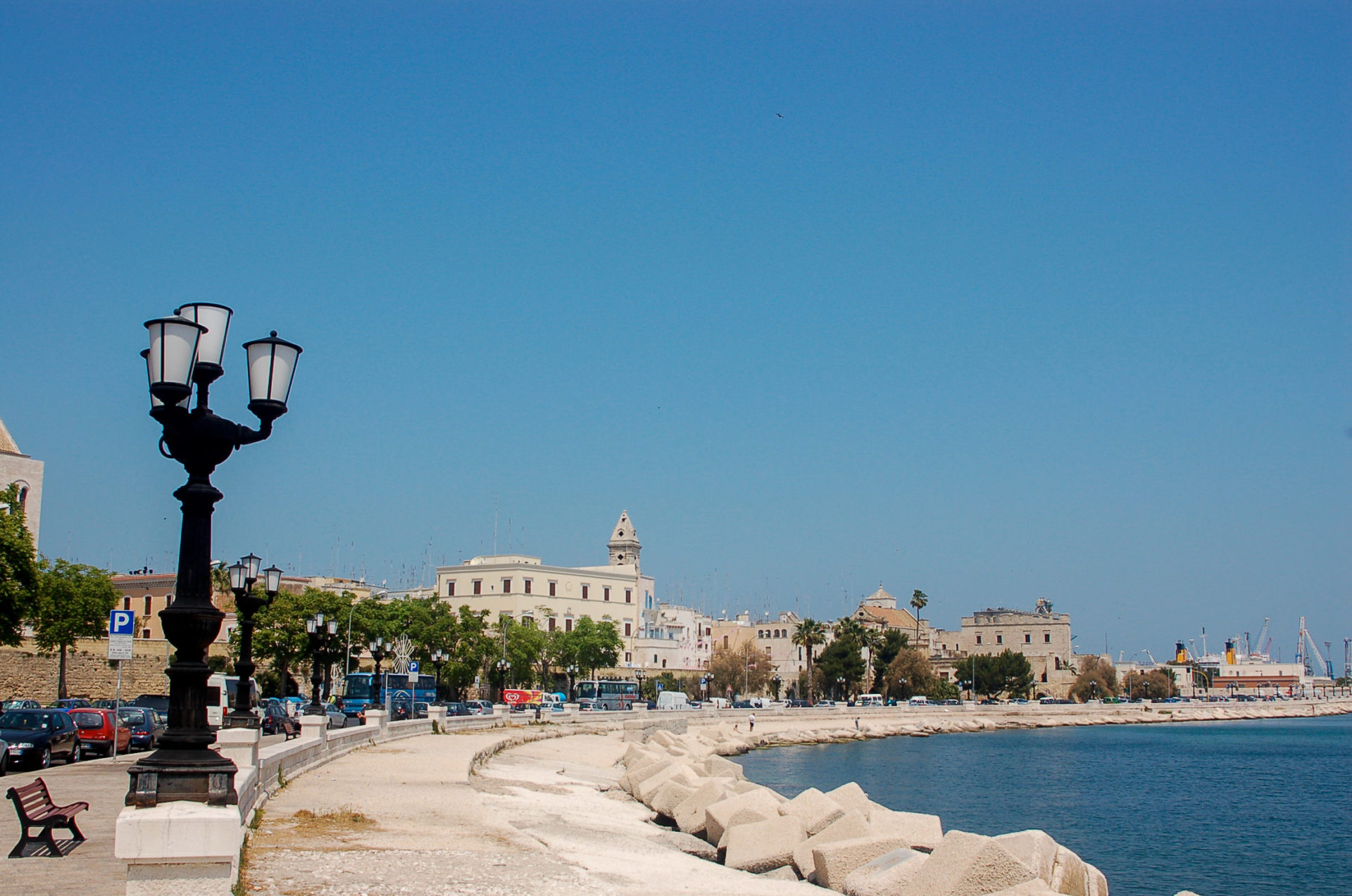 Die Uferpromenade von Bari in Apulien ist gut geeignet für ein Gläschen Primitivo