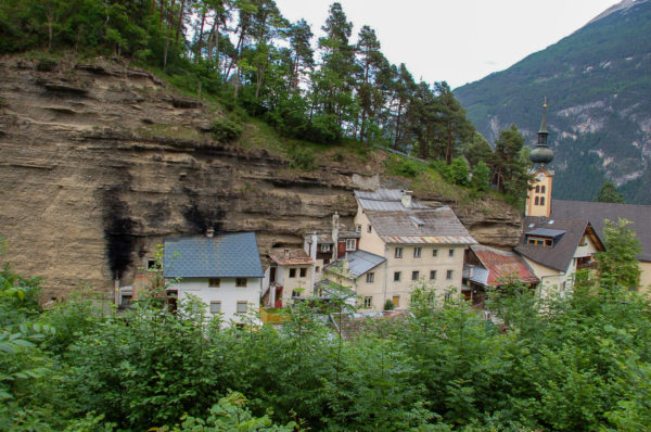 Felsenbehausungen im Ort Imst in Tirol, dem Startpunkt unserer Reise über den Inntalradweg in Tirol