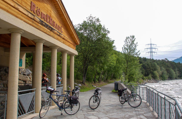 Das Römerbadl am Inn ist ein Kneippbad, das ideal ist während einer Radtour auf dem Innradweg in Tirol